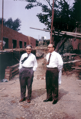 LH Gray and J Boag at construction of the Gray Lab, Mount Vernon.png