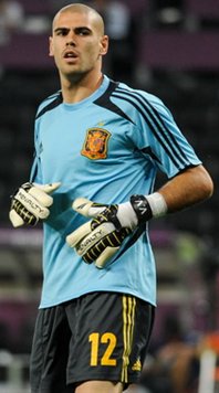 Víctor Valdés before Euro 2012 vs France (cropped).jpg