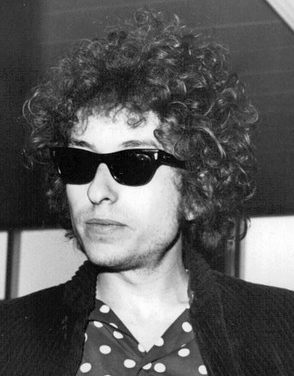 Bob-Dylan-arrived-at-Arlanda-surrounded-by-twenty-bodyguards-and-assistants-391770740297 (cropped)