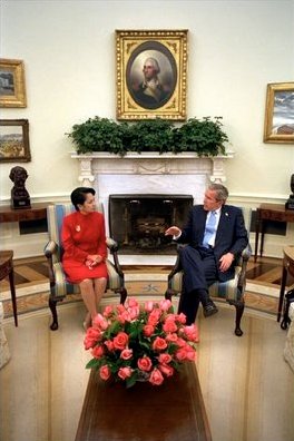 George W. Bush & Gloria Macapagal-Arroyo in the Oval Office 2003-05-19