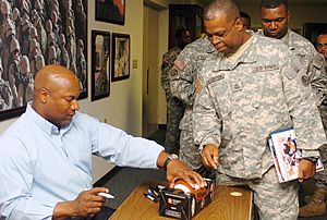 File-Bo Jackson Football Autograph at Third US Army Sept 12, 2007