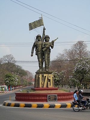 Roundabout Statue Celebrating the Overthrow of the Khmer Rouge by Vietnam - panoramio