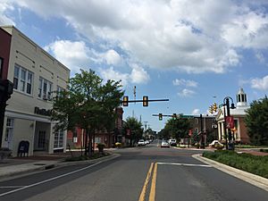 2016-07-19 10 17 36 View south along U.S. Route 11 (Main Street) just north of Court Street in Woodstock, Shenandoah County, Virginia