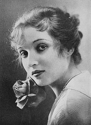 Alice Joyce from Photoplay 1917.jpg
