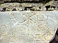 Rom, Domitilla-Katakomben, Steintafel mit Inschrift, Alpha und Omega und Christussymbol Chi Rho