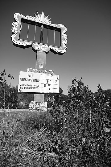 Dogpatch USA's old entrance sign (November 2008).jpg