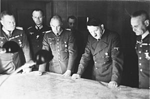 Bundesarchiv Bild 146-1971-070-61, Hitler mit Generälen bei Lagebesprechung