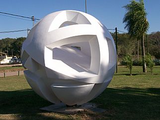 Sculpture in 2 de Febrero Park, Resistencia (Argentina)