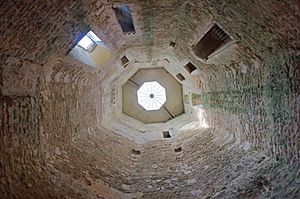 Intérieur de la tour maîtresse du château de Gisors (28935468592)