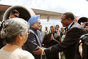 Manmohan Singh being received by the Deputy Prime Minister and Foreign Minister of Ethiopia, Mr. Hailemariam Desalegn, on his arrival at Bole International Airport, to attend the 2nd Africa India Forum Summit (AIFS)