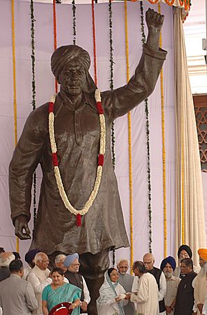 The President, Smt. Pratibha Patil honoring the renowned Sculptor, Shri Ram V. Sutar who prepared the statue of Shaheed Bhagat Singh, which is unveiled at Parliament House, in New Delhi on August 15, 2008