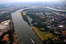 Vue aérienne du Rhin à Dusseldorf