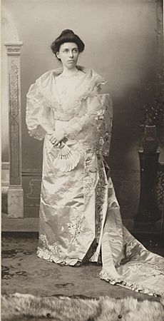 Mrs. Taft in Filipina costume - Till's Studio, Manila, Escolta 105. LCCN2013649077 (cropped)