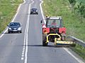 Kosoř, silnice od rozcestí, traktor se sekačkou
