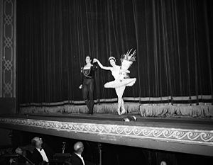 Curtain call on the opening night of the Royal Ballet's Swan Lake, with Rowena Jackson, at the Empire Theatre, Sydney, 11 September 1958 - photographer Ken Redshaw (8143610556)