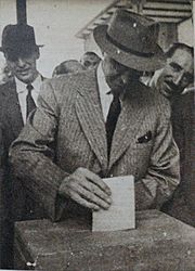 Juan Antonio Rios votando