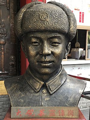 Lei Feng Bust in Beijing 雷锋 (cropped)