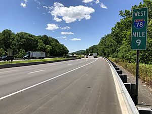 2018-06-14 14 13 38 View west along Interstate 78 and U.S. Route 22 (Phillipsburg-Newark Expressway) between Exit 11 and Exit 7 in Bethlehem Township, Hunterdon County, New Jersey