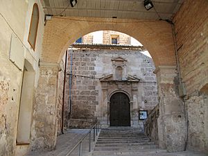 Arc de pas entre la plaça Major i l'església a través del palau dels Milà i Aragó, Albaida