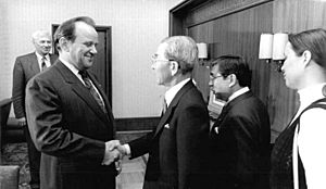 Bundesarchiv Bild 183-1987-0530-016, Berlin, Besuch Delegationen aus Japan