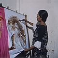 COLLECTIE TROPENMUSEUM Een batikster tijdens het vervaardigen van een doek met een afbeelding van Rangda TMnr 20018445