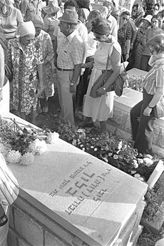 Flickr - Government Press Office (GPO) - Dora Bloch's Family Pays Last Respects