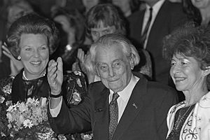 Koningin Beatrix, Joris Ivens, en Marceline Loridan (1989).jpg