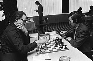 Larsen (links) speelt tegen Karpov, Bestanddeelnr 930-9173