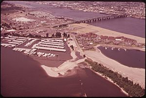 THE HAYDEN ISLAND COMPLEX ON THE COLUMBIA RIVER INCLUDES SHOPPING CENTERS, INDUSTRY, HOUSEBOATS, AND CONDOMINIUMS.... - NARA - 548023
