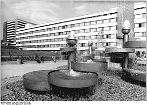 Bundesarchiv Bild 183-1983-0527-010, Chemnitz, Poliklinik, Springbrunnen