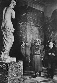 Bundesarchiv Bild 183-L15196, Paris, Besuch Gerd v. Rundstedt im Louvre