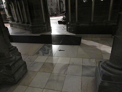 Magnus den Godes grav befinder sig under gulvet i oktogonen i Nidarosdomen i Oslo, men er til daglig ikke markeret på nogen særlig måde