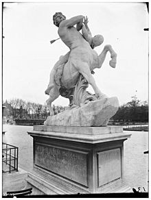 Jardin des Tuileries - Statue du centaure Nessus enlevant Déjanire - Paris 01 - Médiathèque de l'architecture et du patrimoine - APMH00037433