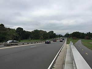 2016-10-06 14 17 57 View north along the George Washington Memorial Parkway just after crossing Boundary Channel onto Columbia Island in Washington, D.C.