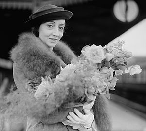 Olga Spessiva, ballerina, Central Station, Sydney, 1934 photographer Sam Hood.jpg
