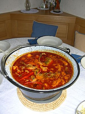 Pot of Hungarian Fisherman's Soup (Halászlé, Karpfensuppe).jpg