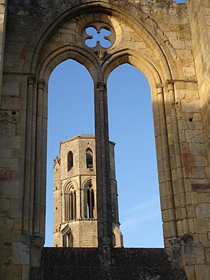 Abbaye de la Sauve-2005-11-Clocher à travers fenêtre