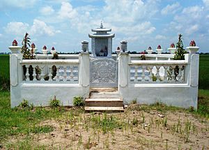 Tomb of Prime Minister Lu Gia and General Nguyen Danh Lang (Lăng mộ Thừa tướng Lữ Gia và tướng Nguyễn Danh Lang)
