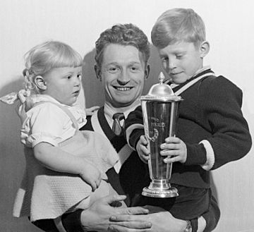 Hjalmar Andersen with kids 1952