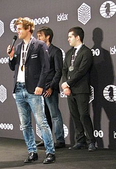 Schnellschachweltmeister Carlsen bei der Siegerehrung mit den Nächstplatzierten Nepomnjaschtschi (re.) und Radjabov in Berlin 2015