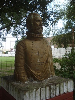 Busto de Hernandarias - Villa Hernandarias, Entre Ríos.jpg