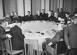 Лидеры «Большой тройки» за столом переговоров на ялтинской конференции