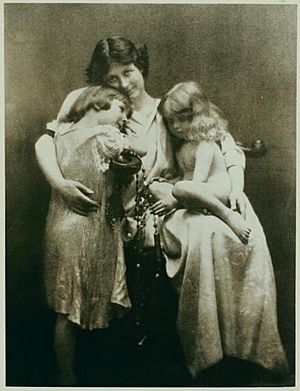 Isadora Duncan and her children