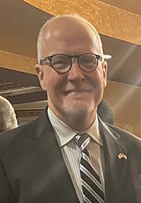Paul Vallas with supporters 2022 (cropped)