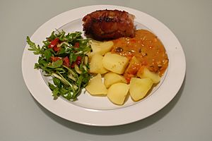 Slavink with potatoes and sweet pepper sauce
