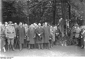 Bundesarchiv Bild 102-07961, Berlin, Enthüllung einer Rathenau-Gedenktafel