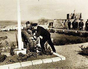 Laying wreath at American cemetery, near Kasbah Mehdia, Port Lyautey, Morocco, 1943 (27657266311)