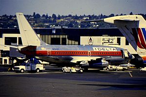 Delta Boeing 737-200 N236WA at PDX (24856232376)