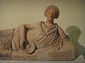 Museo archeologico di Firenze, coperchio di sepolcro muliebre da Tuscania, terracotta con tracce di policromia III sec. d.c