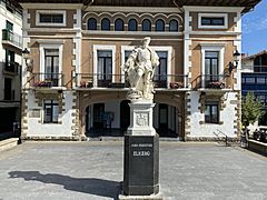 Juan Sebastian Elkanori monumentua Getarian